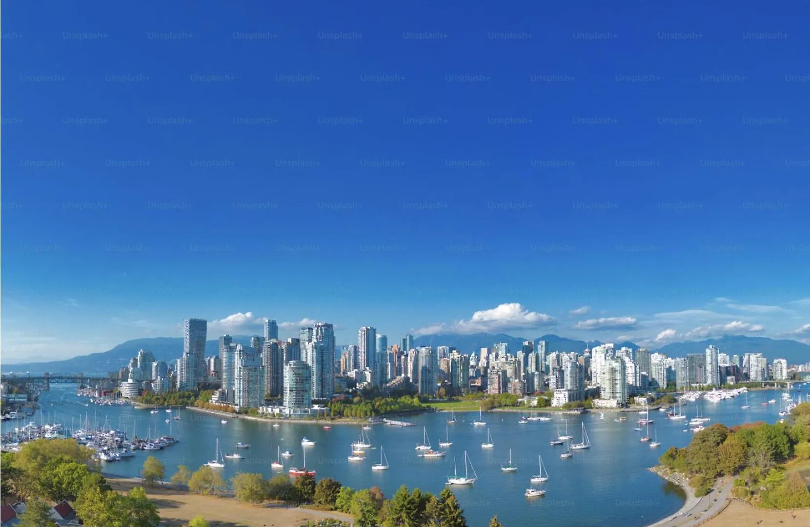 Stunning Skyline Views From A Cozy Apartment Vancouver