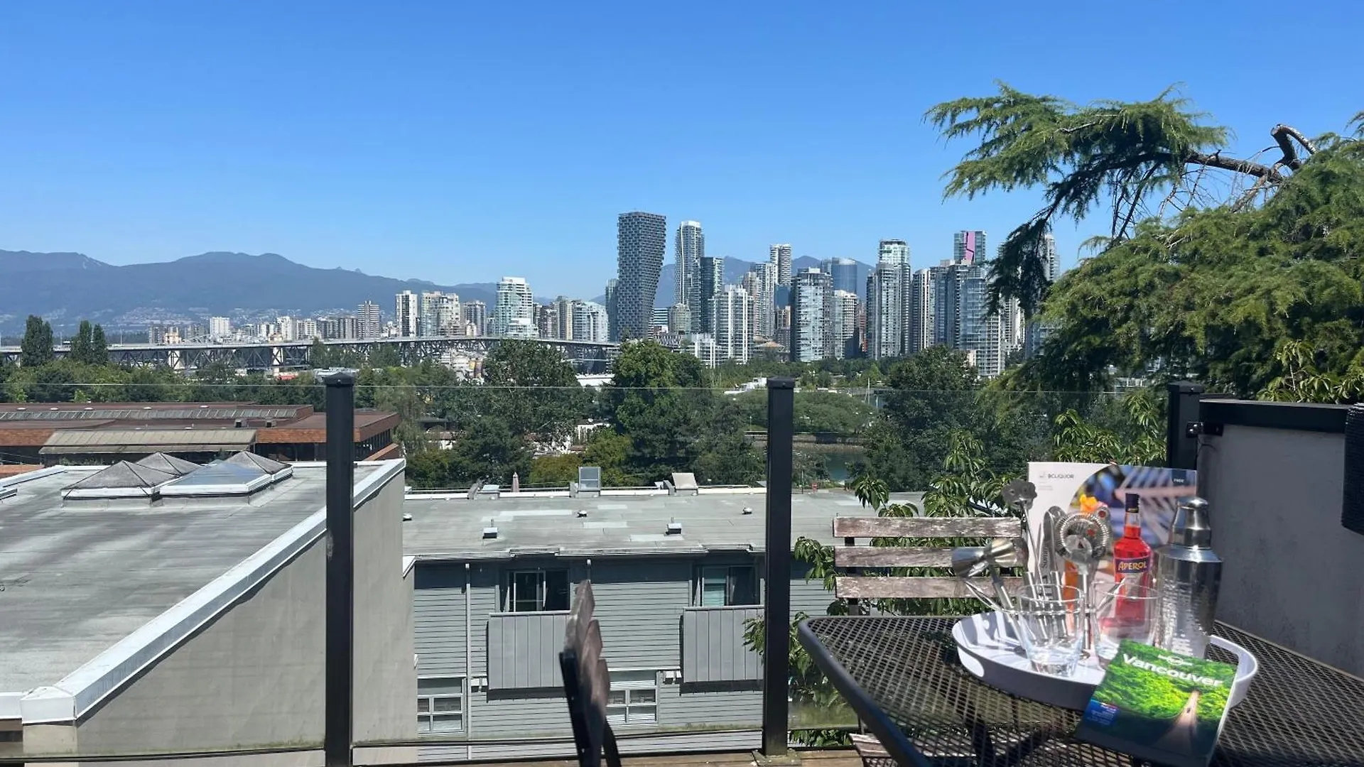 Stunning Skyline Views From A Cozy Apartment Vancouver