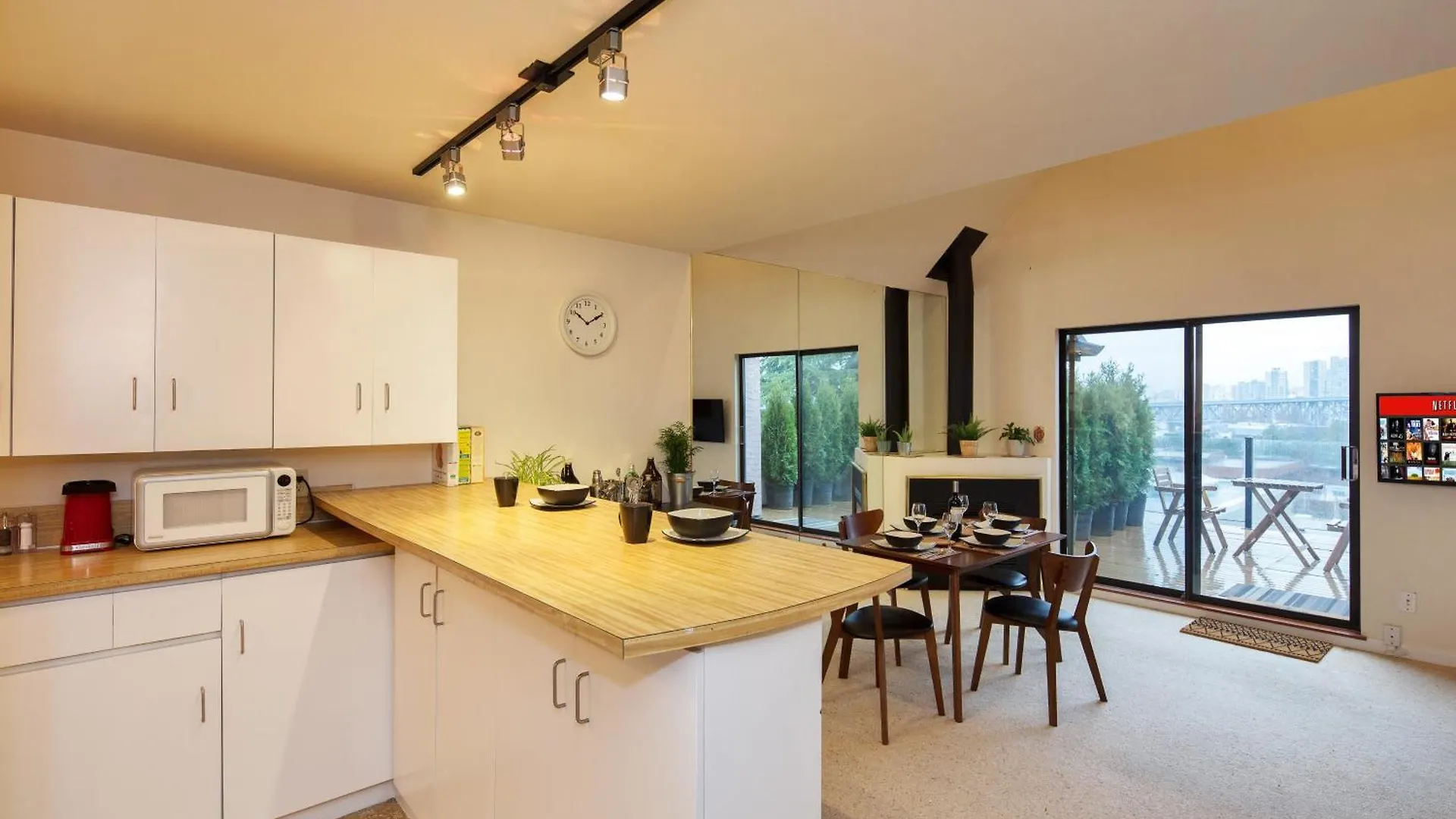 Stunning Skyline Views From A Cozy Apartment Vancouver Canada