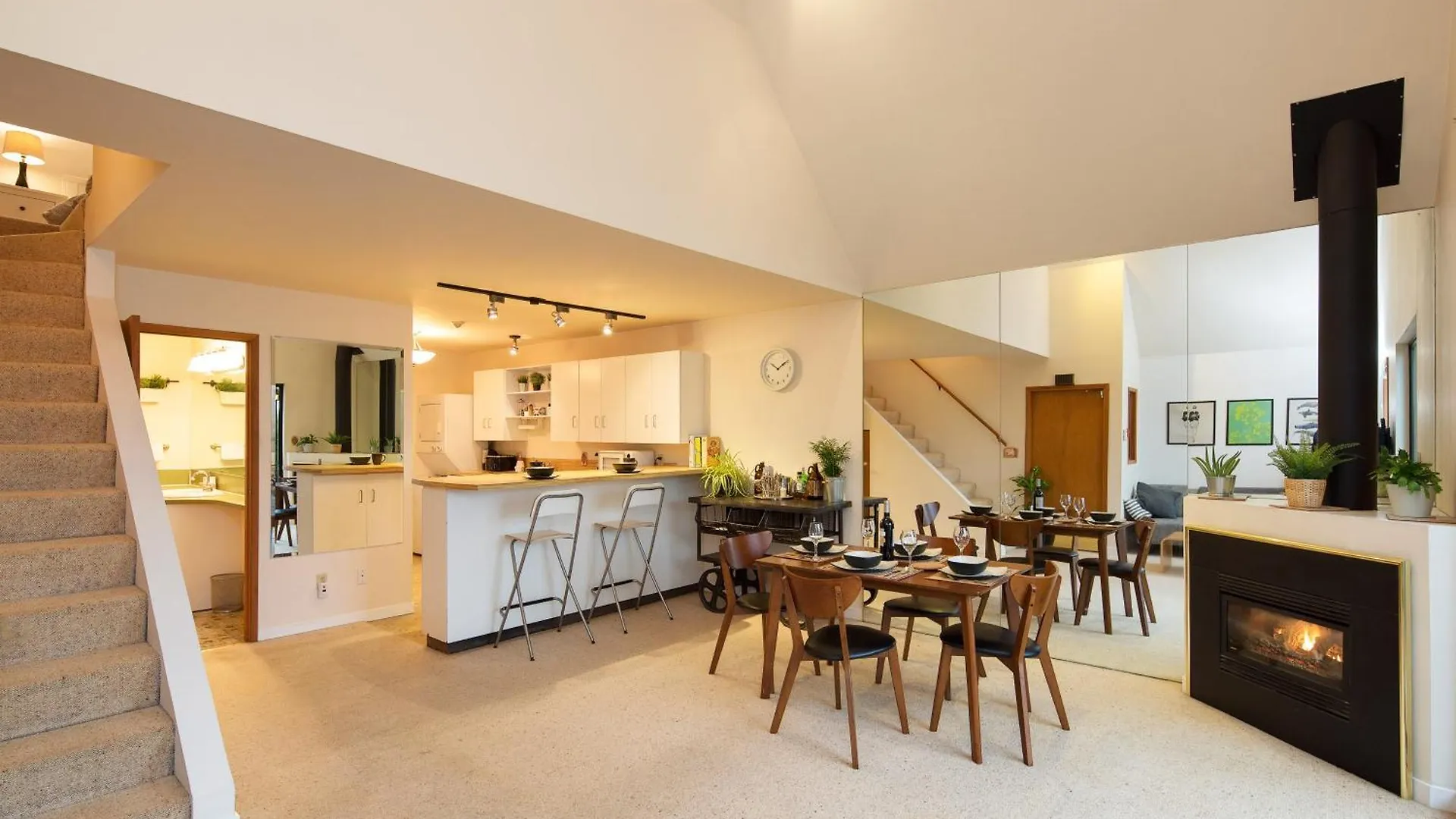 Stunning Skyline Views From A Cozy Apartment Vancouver