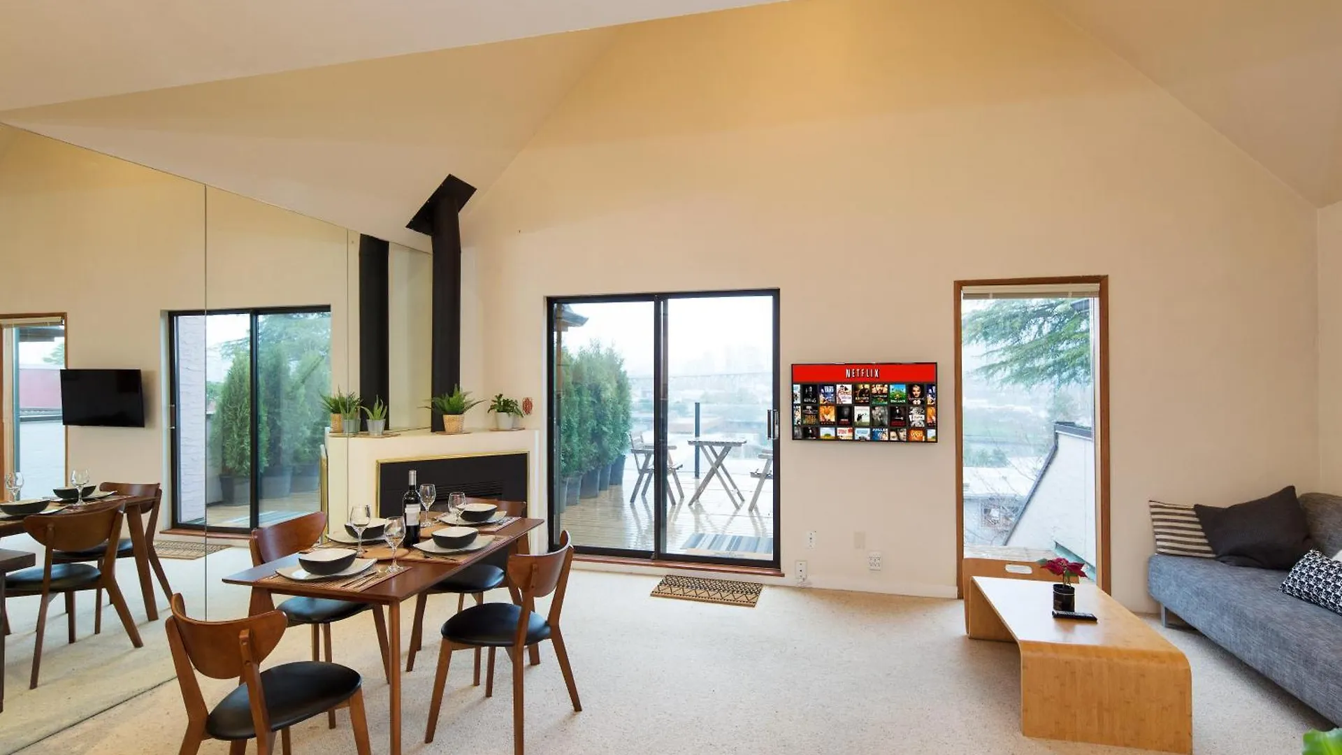Stunning Skyline Views From A Cozy Apartment Vancouver