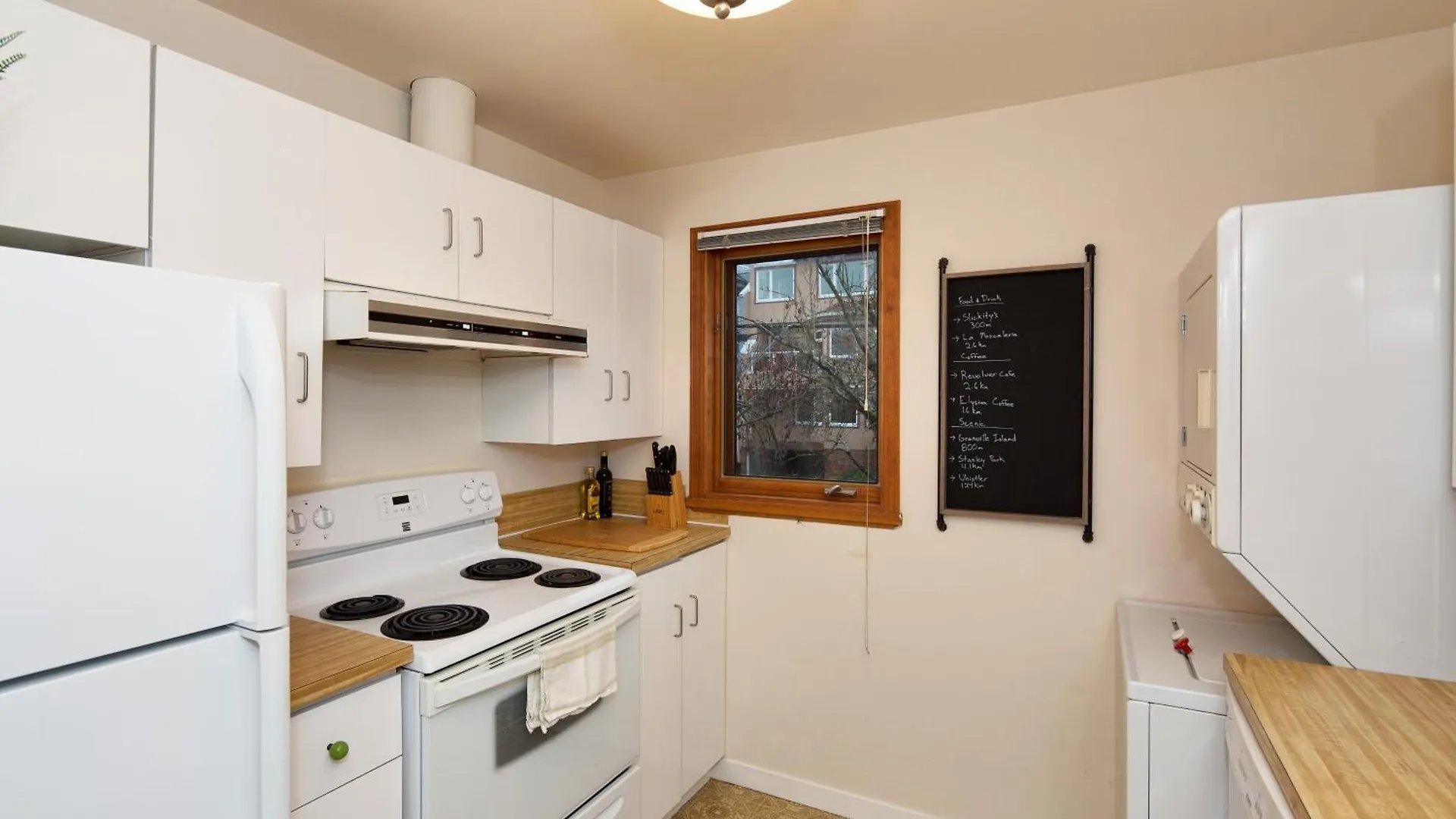 Stunning Skyline Views From A Cozy Apartment Vancouver