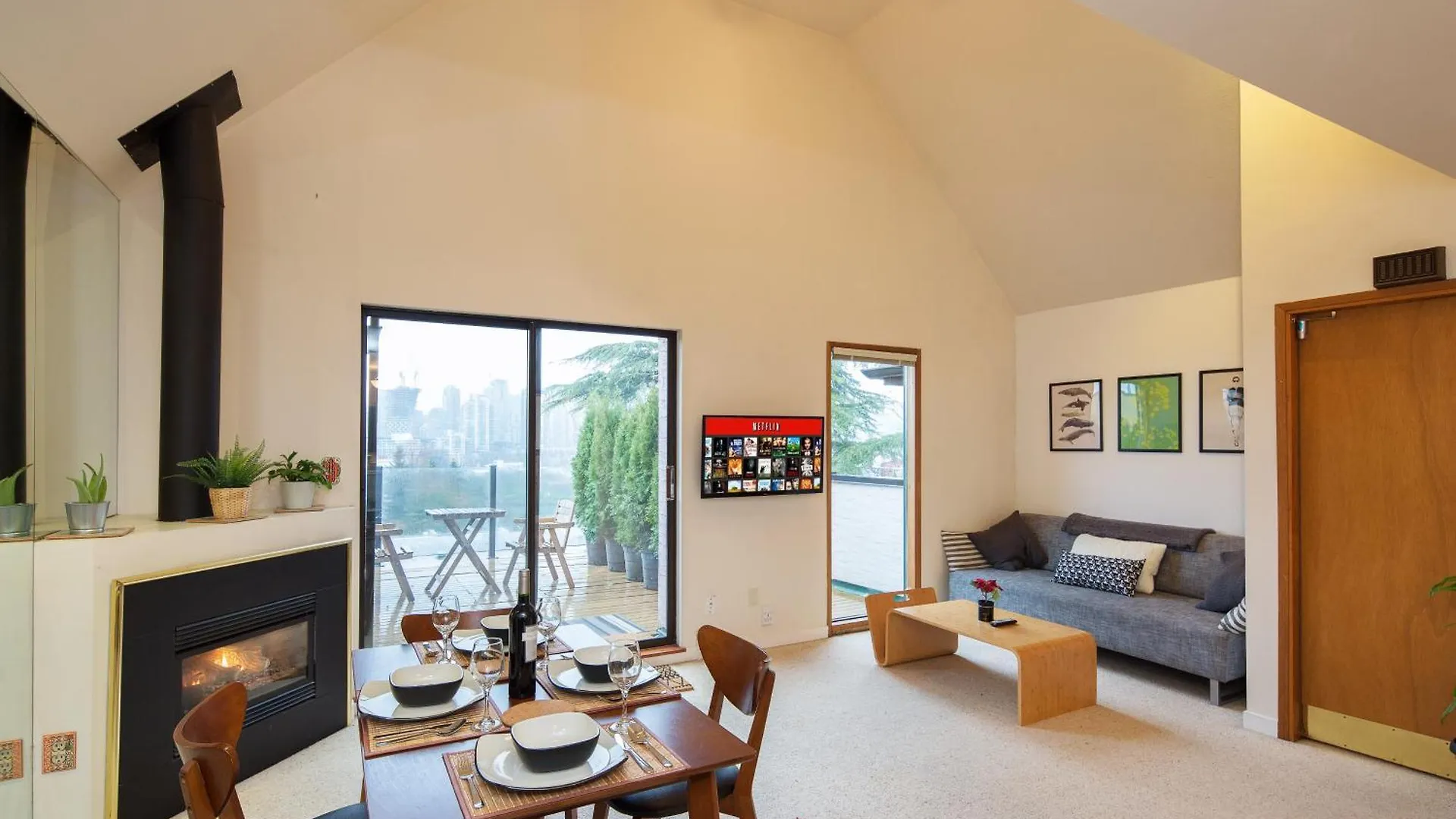 Stunning Skyline Views From A Cozy Apartment Vancouver