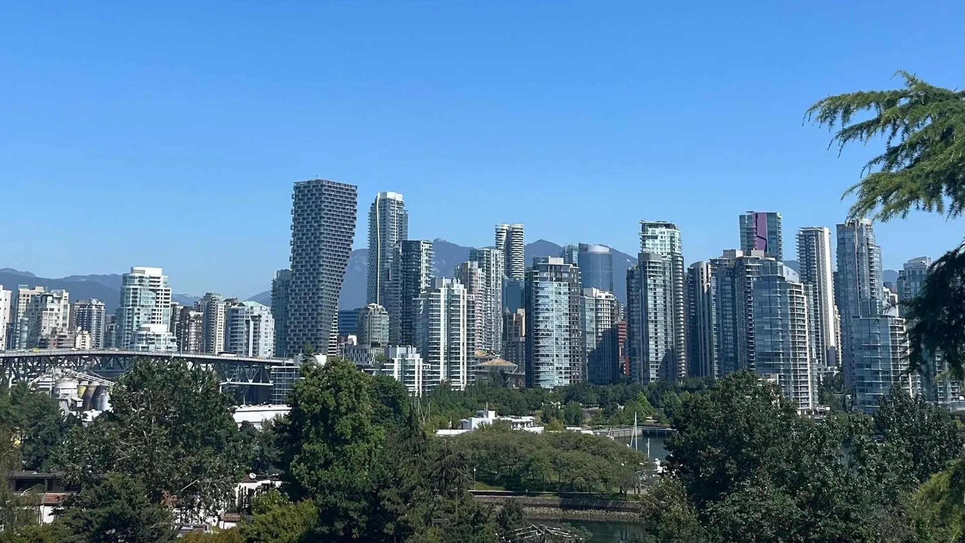 Stunning Skyline Views From A Cozy Apartment Vancouver